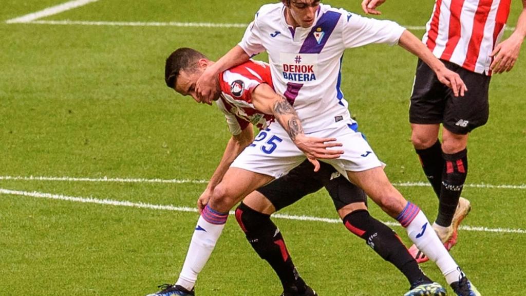 Disputa de balón durante el Athletic - Eibar