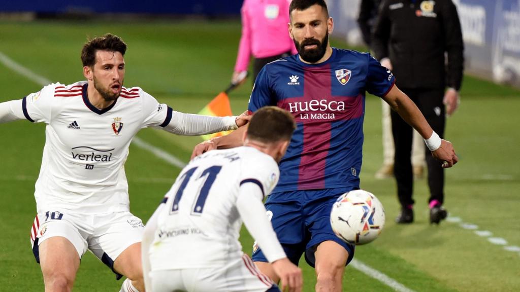 Siovas y Kike Barja pelean por un balón en la banda