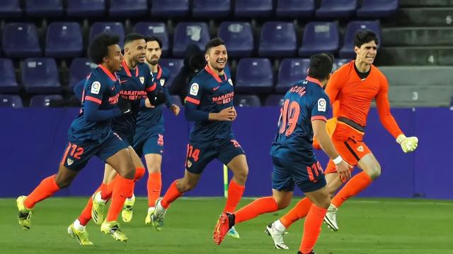 Los jugadores del Sevilla corren a celebrar con Bono su gol