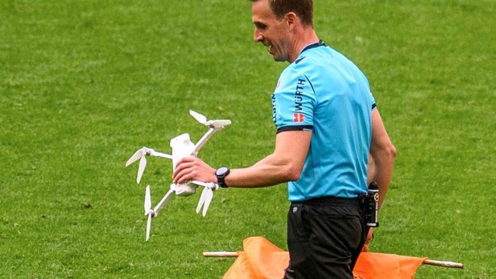 El árbitro Valentín Pizarro Gómez, con el dron que voló sobre San Mamés