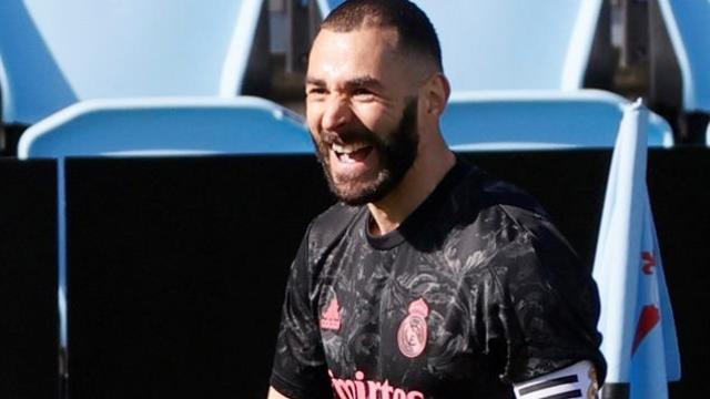 Karim Benzema celebra un gol del Real Madrid con la camiseta negra