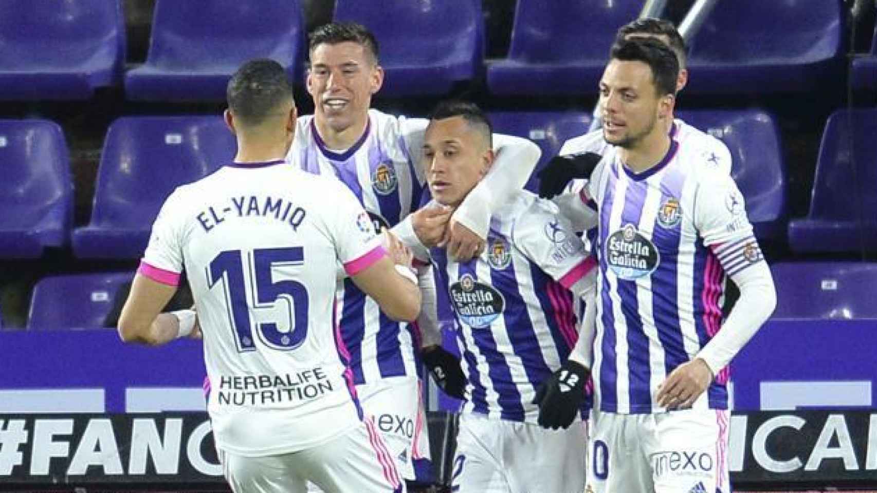 Piña de los jugadores del Valladolid para celebrar el gol de Fabián Orellana
