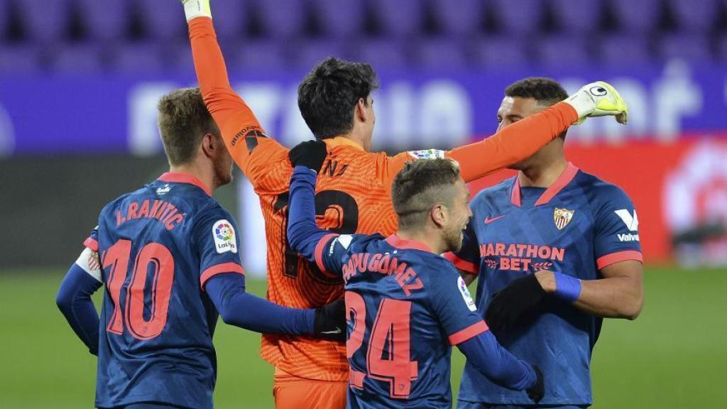 Los jugadores del Sevilla celebran con Bono su gol