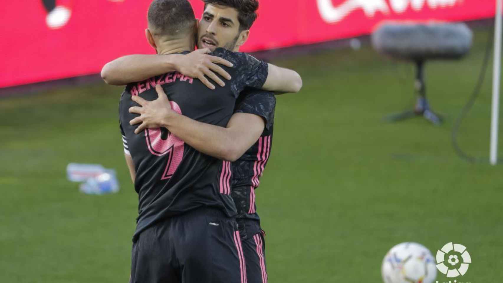 Abrazo entre Benzema y Asensio para celebrar un gol