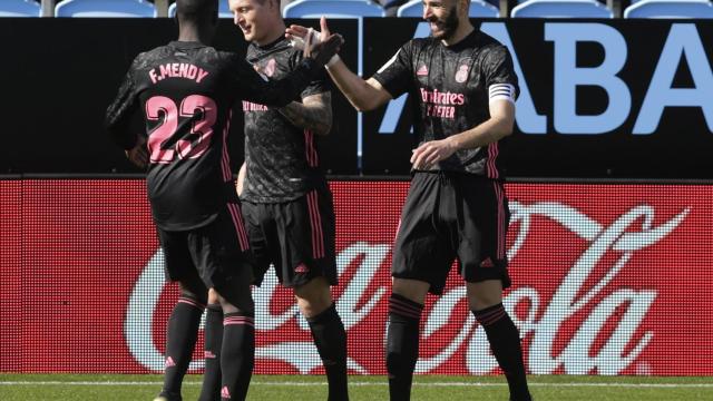 Los jugadores del Real Madrid celebran con Benzema uno de sus dos goles al Celta