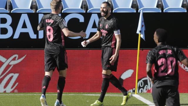 Los jugadores del Real Madrid celebran con Benzema el gol