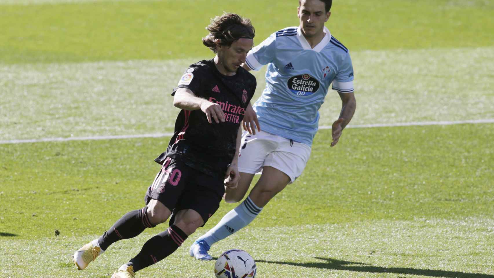 Luka Modric intenta desprenderse de la presión de un jugador del Celta de Vigo