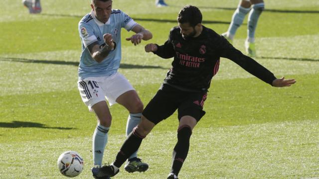 Nacho intenta arrebatar el balón a Iago Aspas