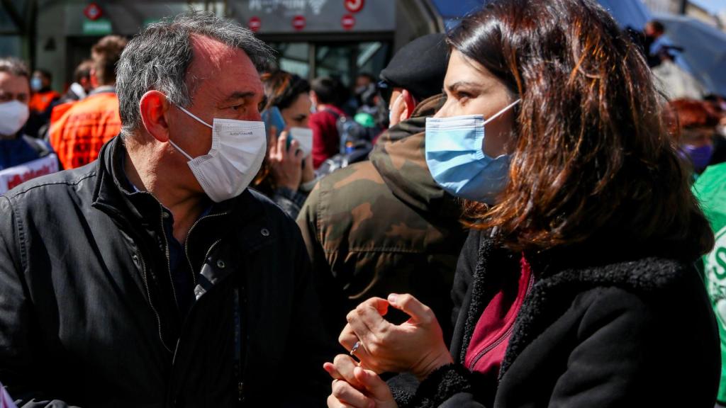 El secretario general del PCE, Enrique Santiago, y la portavoz de Podemos, Isa Serra en la manifestación de este sábado.