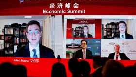 Albert Bourla, CEO de Pfizer, participa en el Foro de Desarrollo Chino en Pekín.