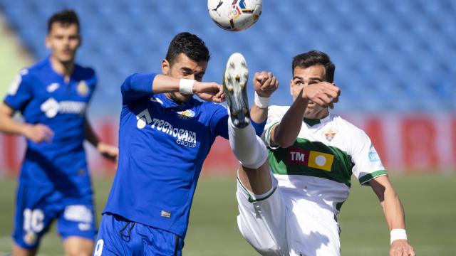 Ángel Rodríguez y Lucas Boyé, luchando por un balón en el Getafe - Elche