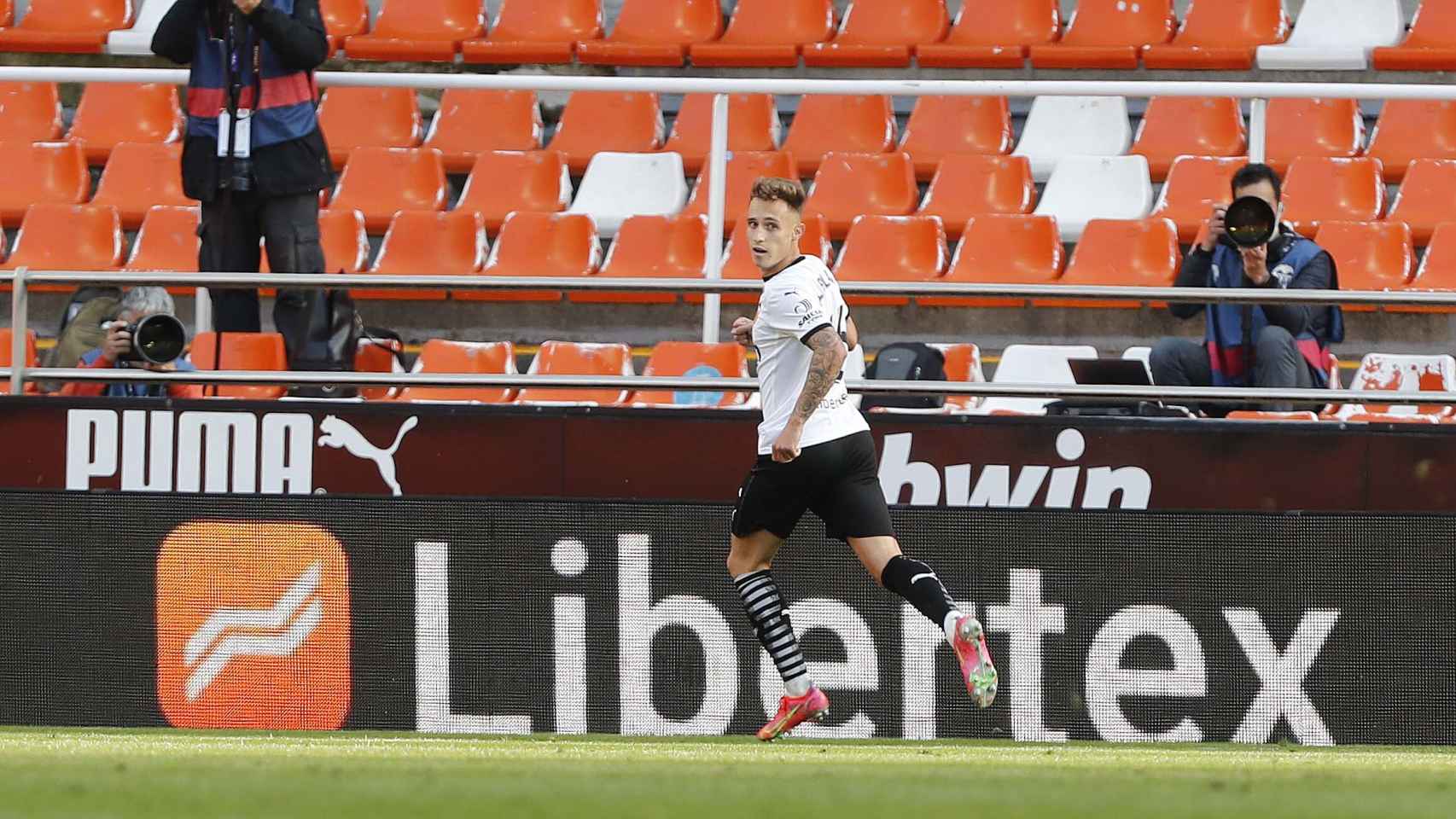 Álex Blanco (Valencia) celebra su gol