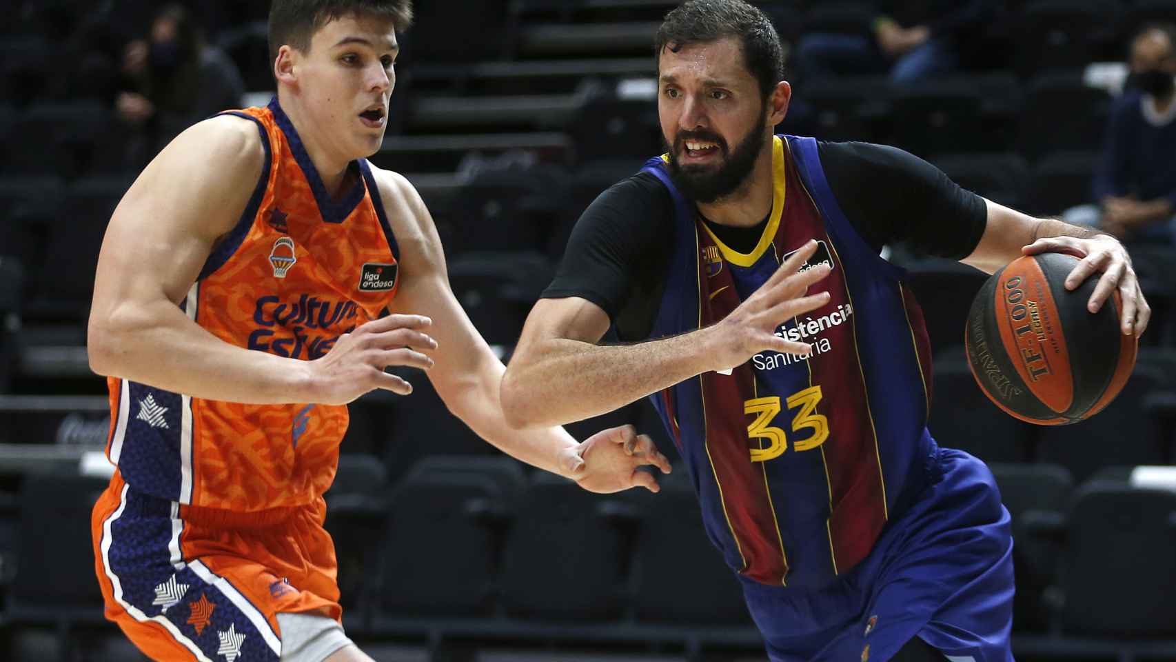 Mirotic intenta una entrada a canasta contra Valencia Basket