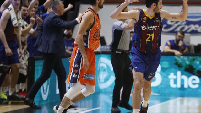 Abrines celebra un triple frente a Valencia Basket