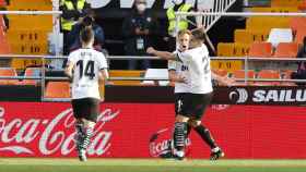 Los jugadores del Valencia celebran el gol de Wass