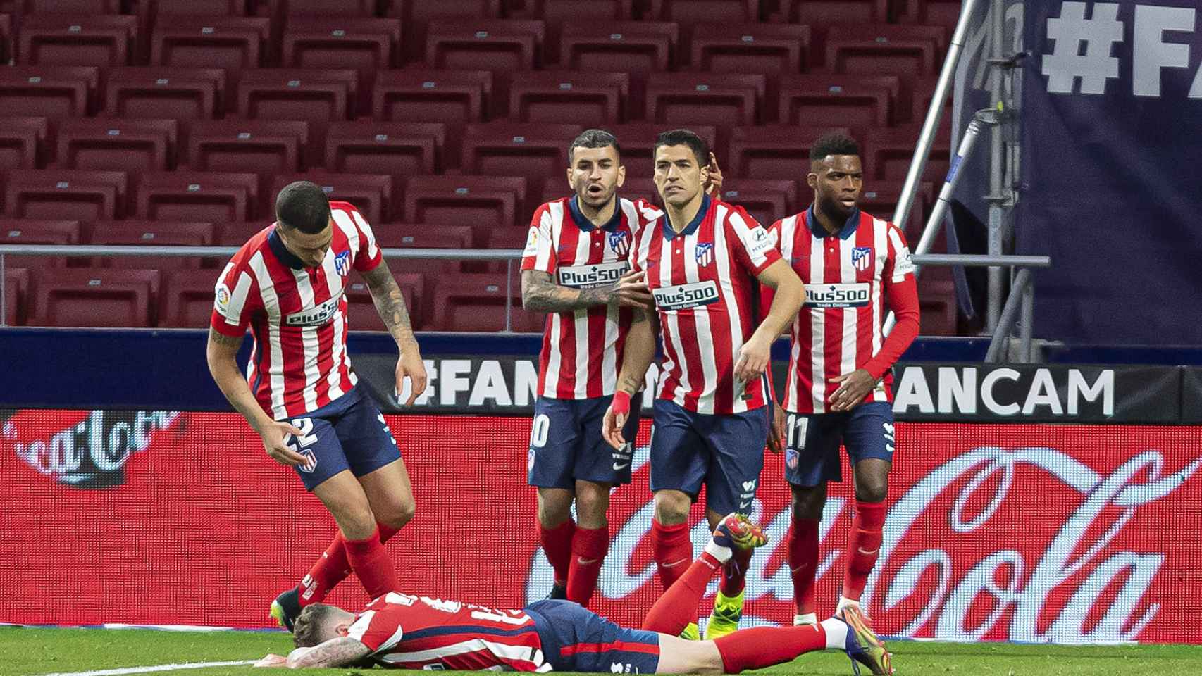 Los jugadores del Atlético celebran el gol