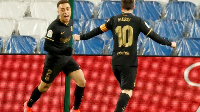 Dest y Messi celebran uno de los goles contra la Real Sociedad