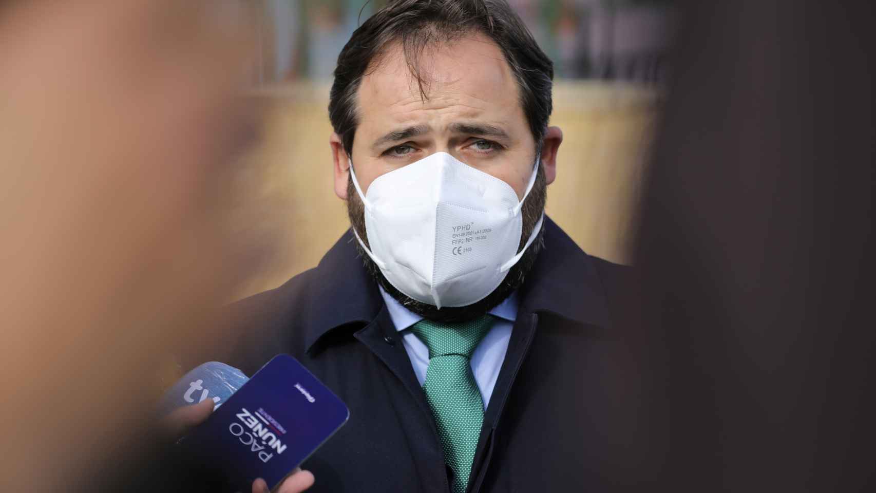 El presidente del PP de Castilla-La Mancha, Paco Núñez, atiende a los medios desde Cuenca.