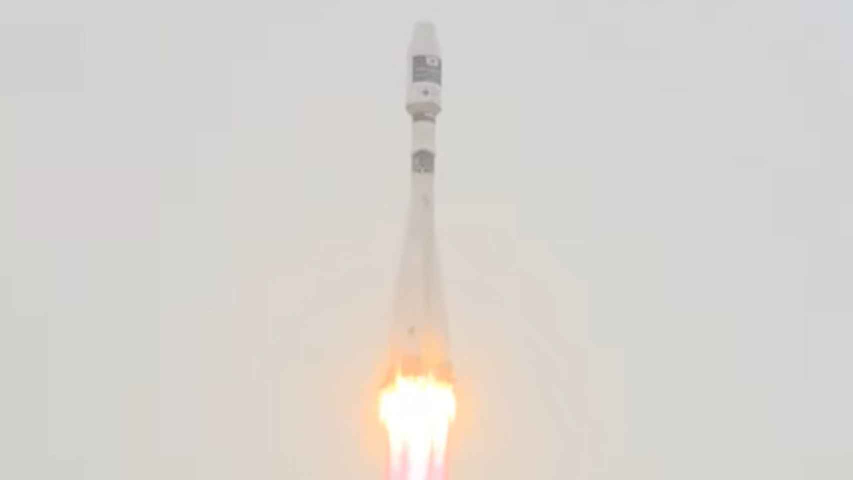 Soyuz despegando con el nanosatélite.