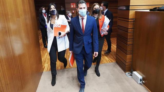 El portavoz socialista en las Cortes de Castilla y León, Luis Tudanca, a su llegada al debate de la moción de censura.