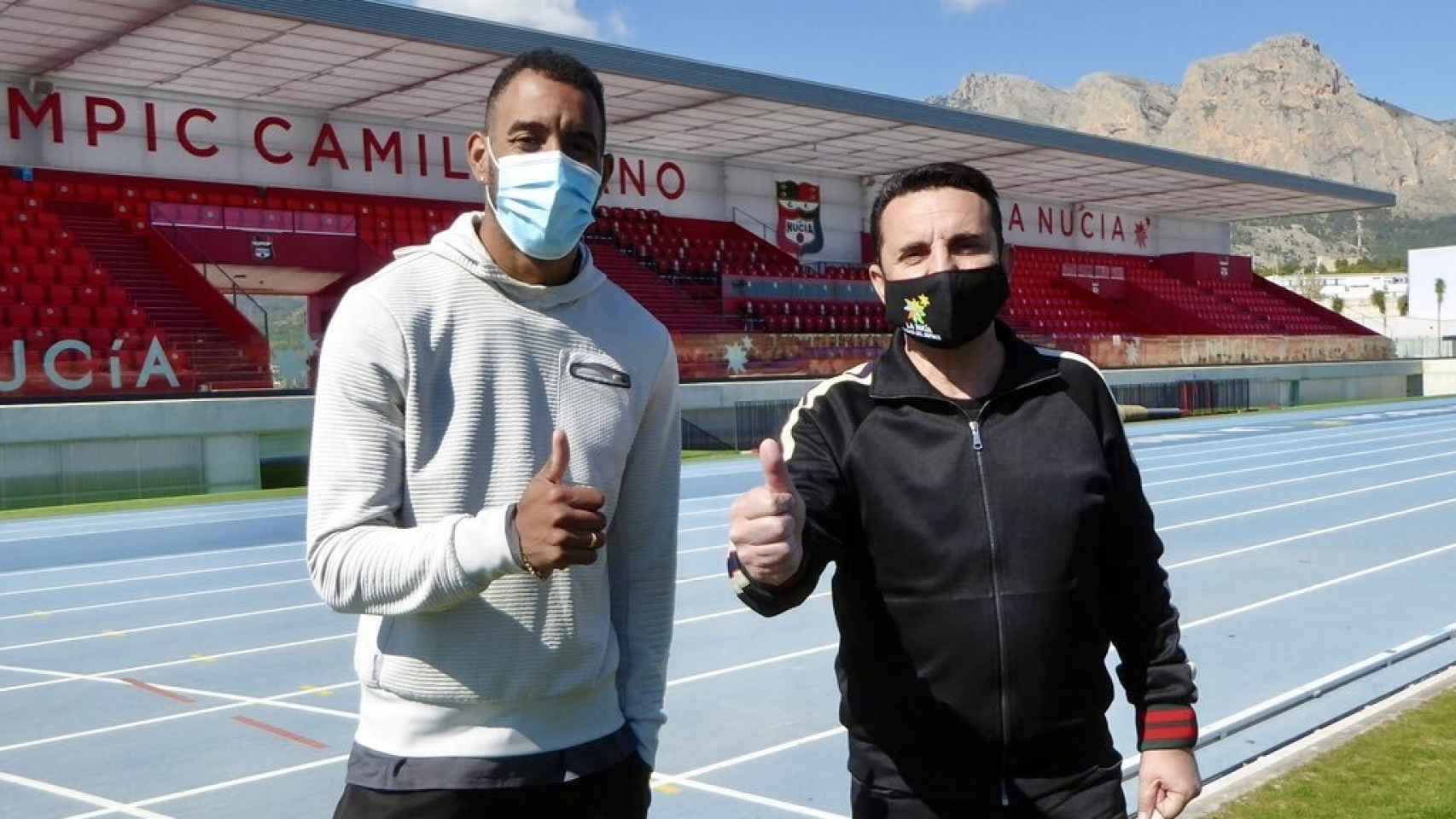 El diputado provincial y alcalde Bernabé Cano con el atleta Orlando Ortega en las instalaciones deportivas de La Nucía.