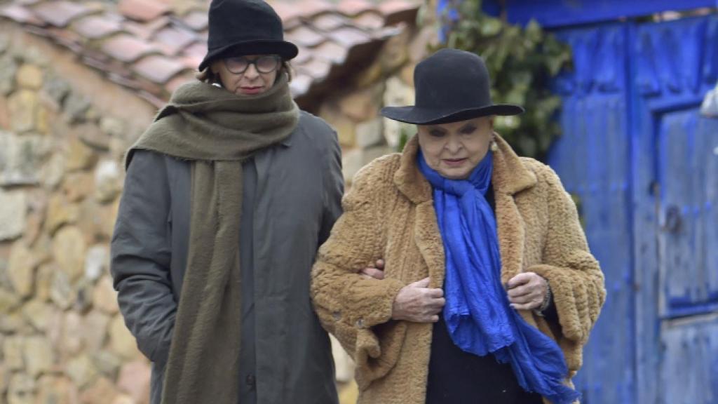 Paola Dominguín y Lucía Bosé por las calles de Brieva en 2017.