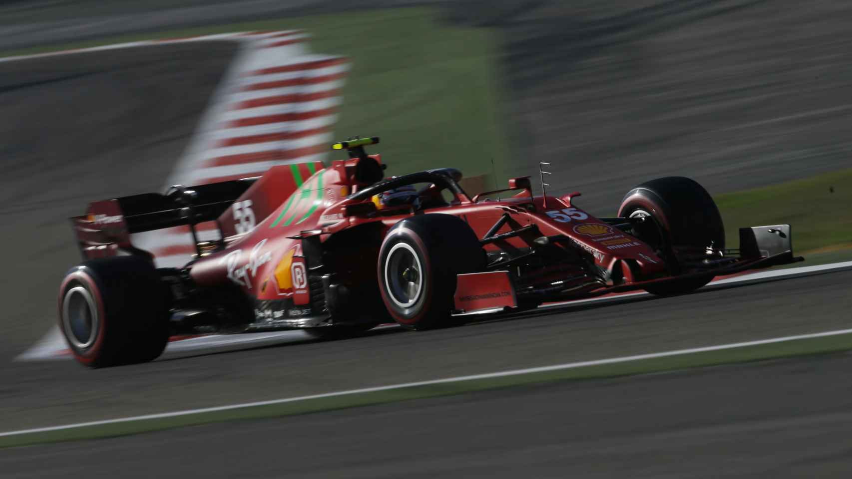 Carlos Sainz con el SF21 en los test de Bahrein