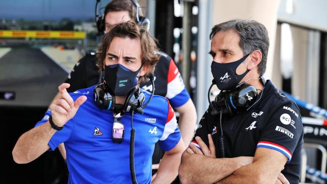 Fernando Alonso y Davide Brivio, durante los test de Bahrein de 2021