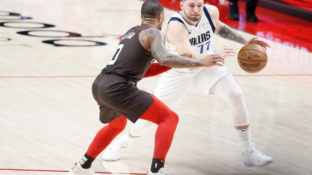 Luka Doncic en una acción frente a Damian Lillard