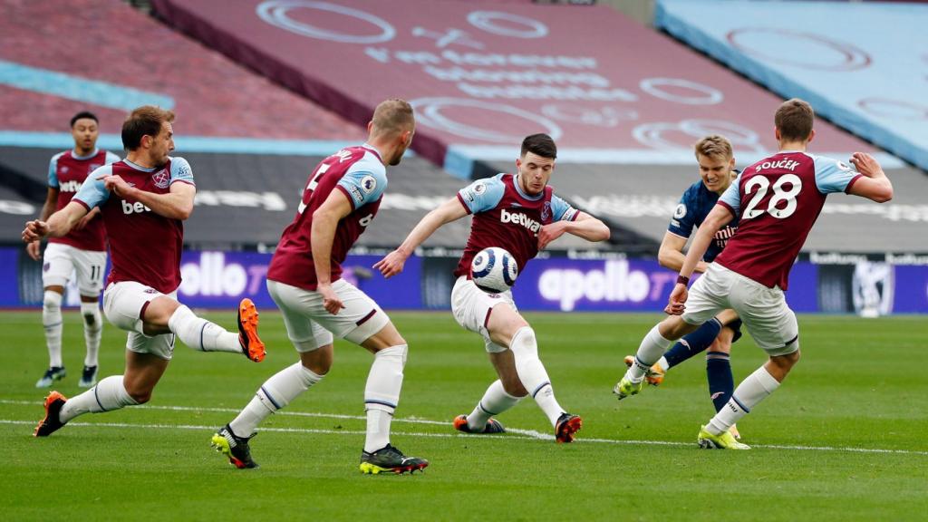 Martin Odegaard dispara a portería entre jugadores del West Ham