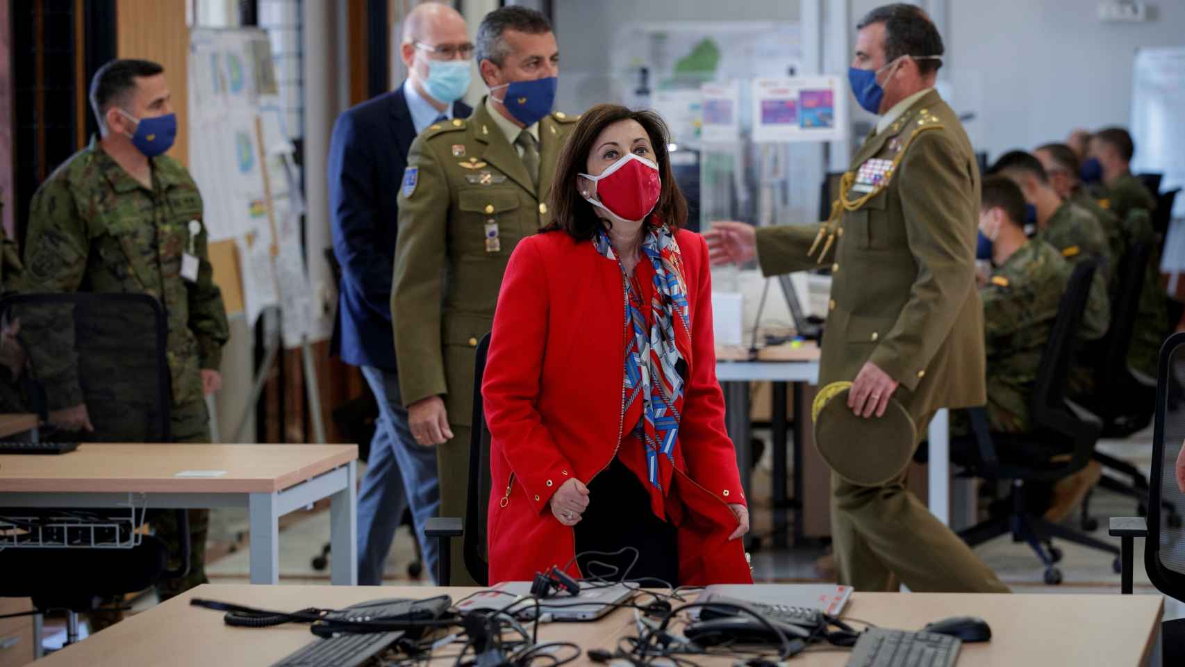 La ministra de Defensa, Margarita Robles, en un destacamento del Ejército de Tierra.