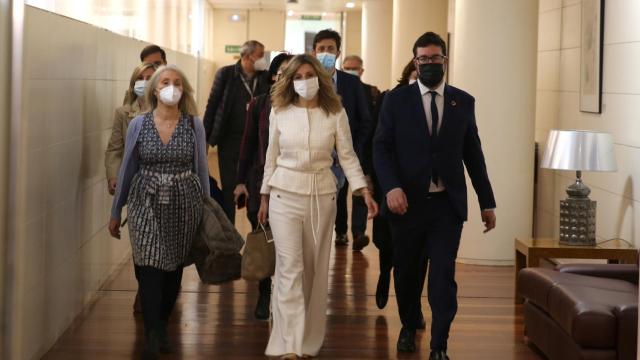 Yolanda Díaz, y su equipo, en la llegada al Congreso.