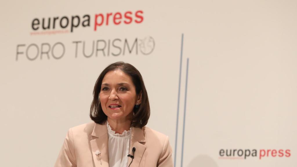 La ministra de Industria, Comercio y Turismo, Reyes Maroto, interviene en la inauguración de los nuevos Desayunos Informativos sobre Turismo por Foro Turismo de Europa Press en el Hotel Eurostars Madrid Tower, en Madrid (España), a 22 de marzo de 2021.