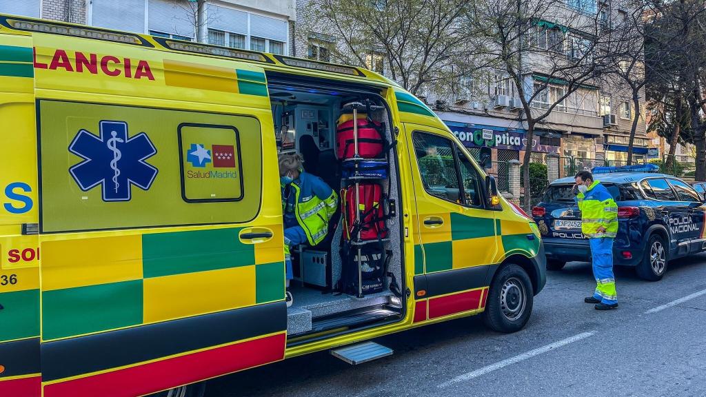 Los servicios de Emergencias 112 en la calle Camarena, en el madrileño barrio de Aluche, el lugar donde sucedieron los hechos.