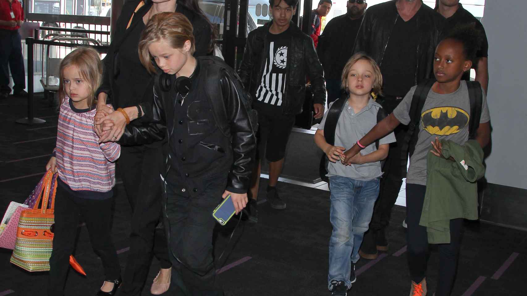 Angelina y Brad junto a sus hijos en una imagen de 2015.