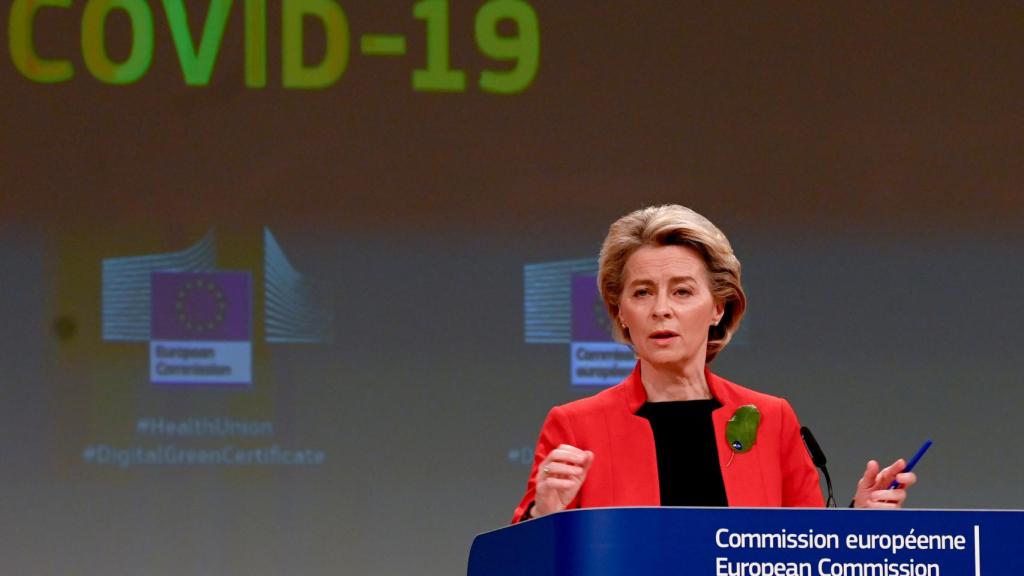 La presidenta Ursula von der Leyen ha amenazado con prohibir las exportaciones de vacunas a Reino Unido