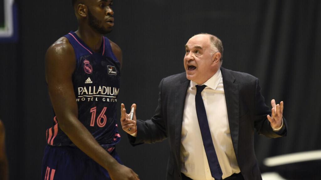 Pablo Laso dando indicaciones a Usman Garuba en un partido del Real Madrid