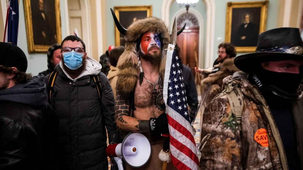 El seguidor de QAnon que acaparó los flashes en el asalto al capitolio.