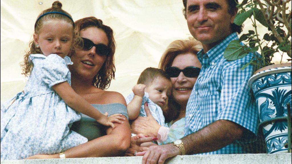 Rocío Flores en los brazos de su madre, posando junto a su hermano, su abuela y José Ortega Cano.