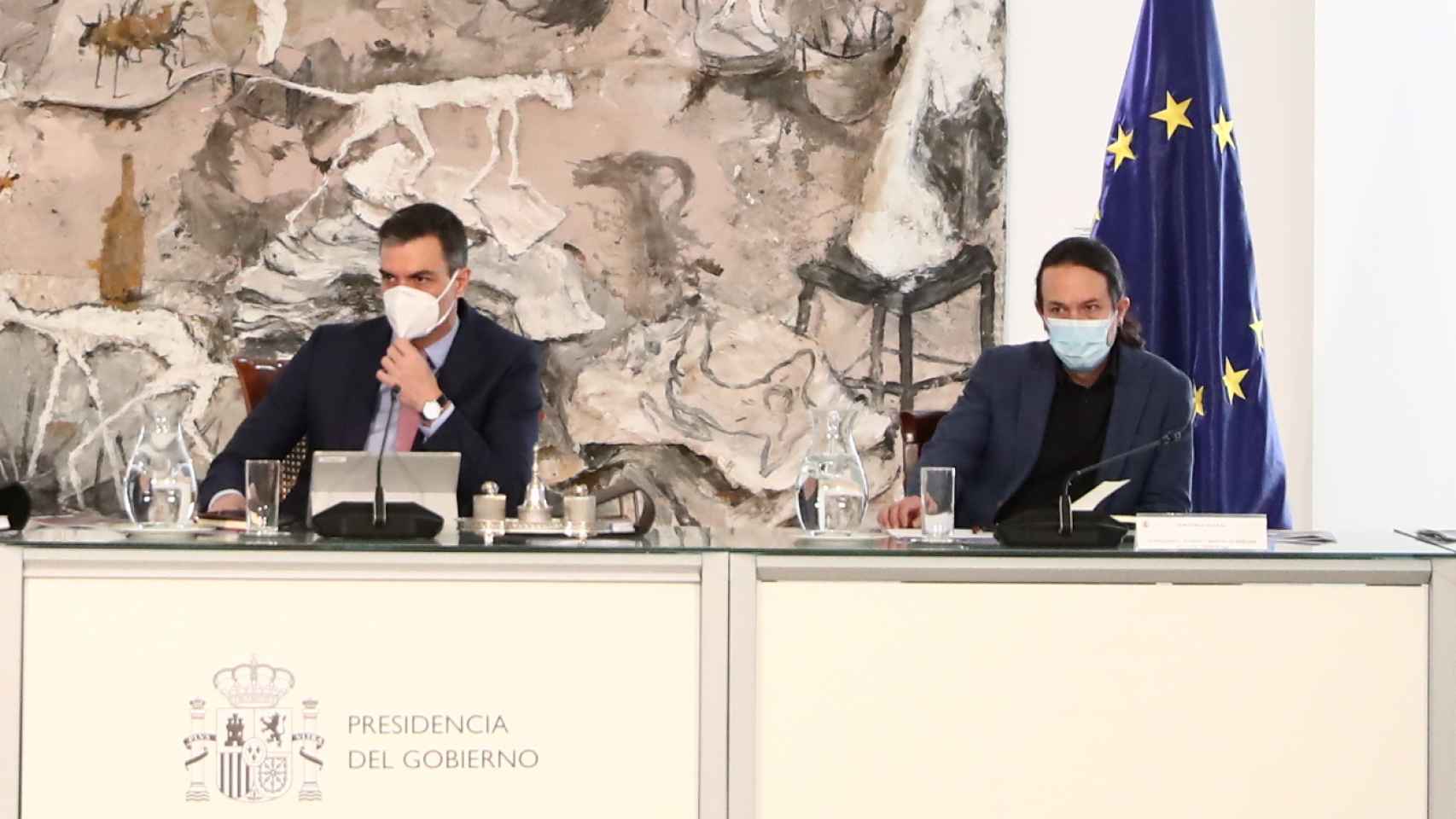 Pablo Iglesias, junto a Pedro Sánchez, en el Consejo de Ministros.