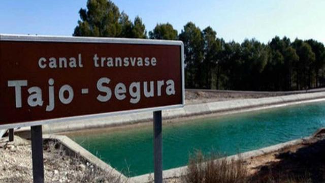 Los canales por los que discurre el agua del trasvase.