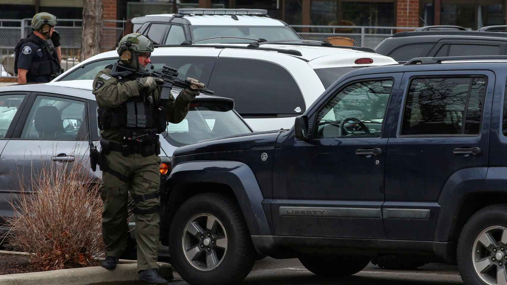 Un miembro de la seguridad especializada de EEUU apunta con su arma en el lugar del tiroteo.