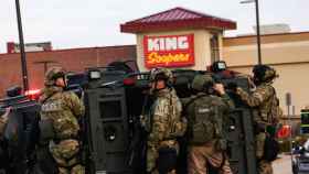 Un equipo de Policía y de los Swat en el supermercado donde tuvo lugar el tiroteo (Colorado, EEUU).