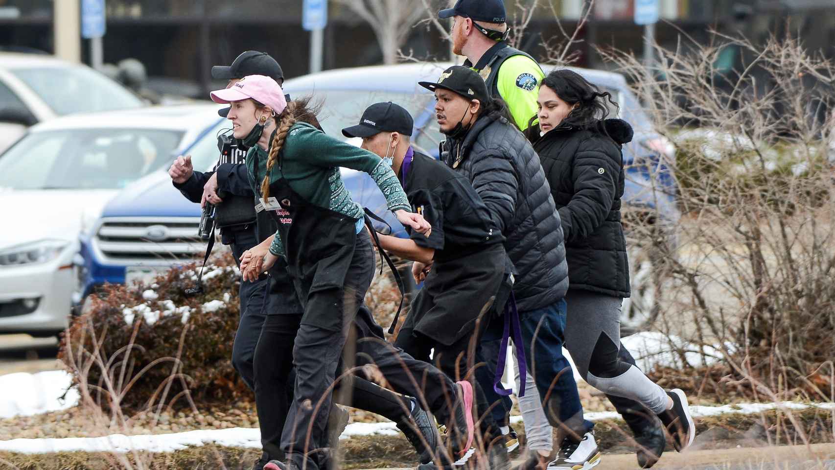Un grupo de personas huye del lugar del tiroteo en Colorado, EEUU.