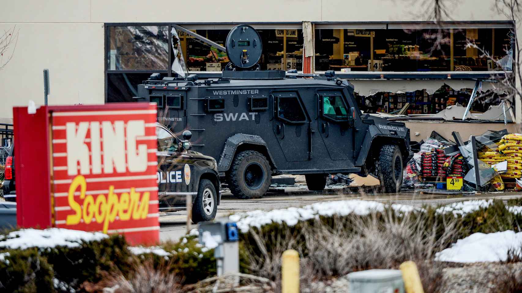 Un camión blindado de los Swat ante el King Soopers, el establecimiento donde se produjo el tiroteo.