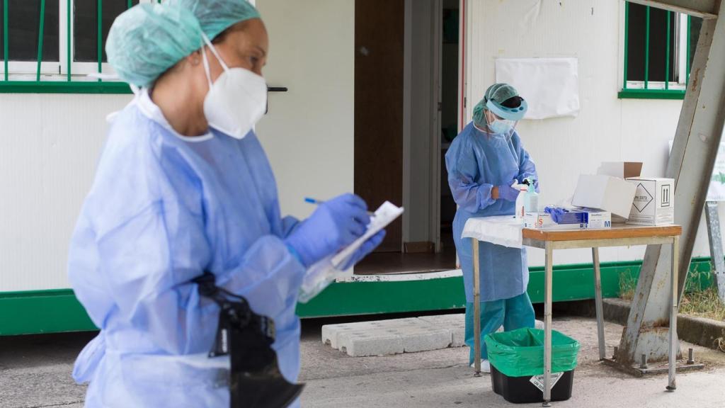 Dos sanitarias preparan pruebas PCR en Monforte de Lemos (Lugo) en una foto de archivo.