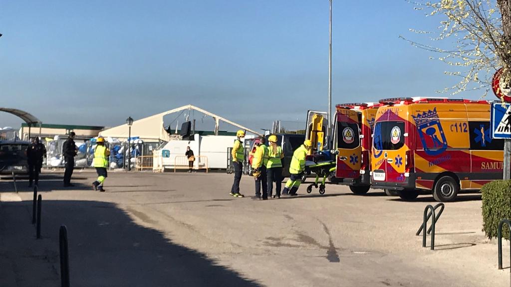 Efectivos de Emergencias Madrid junto a la carpa de Fundaland afectada por la llamas.