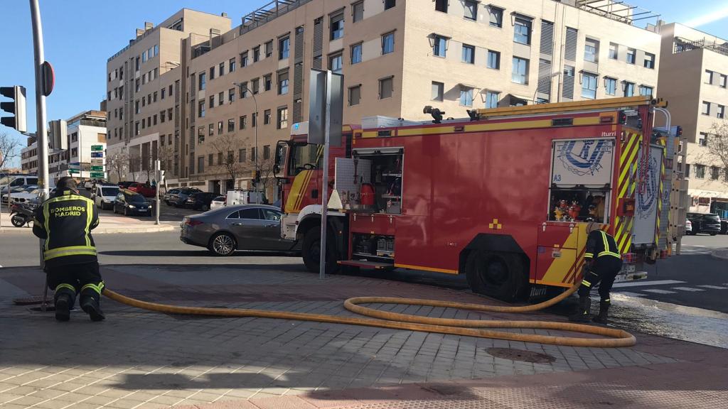 21 dotaciones de bomberos han participado en el operativo para controlar el incendio.