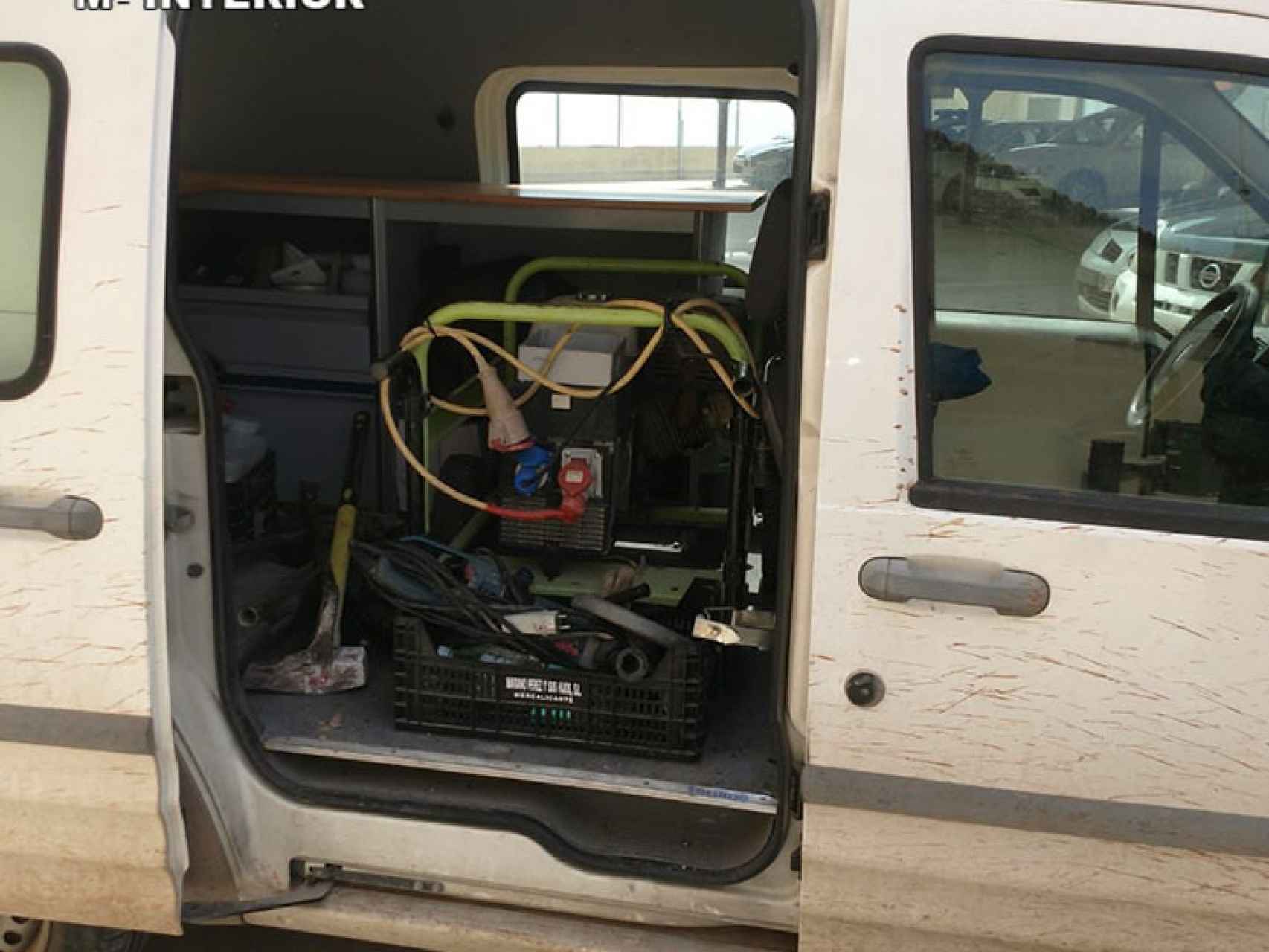 Una desalobradora habilitada en una furgoneta para transportarla por fincas agrícolas.