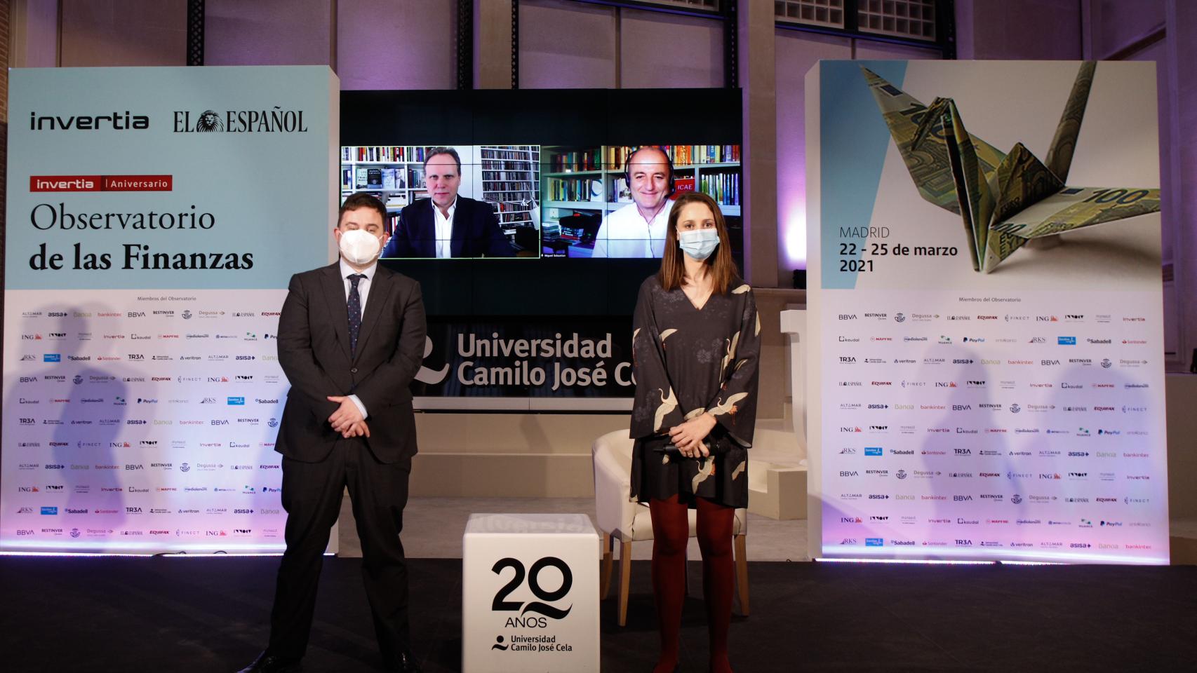 Arturo Criado y María Vega, de Invertia. En las pantallas, Daniel Lacalle y Miguel Sebastián. (Pablo Moreno)